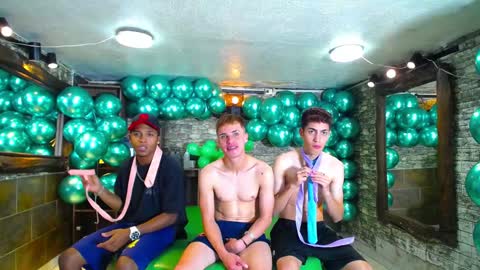 Snapshot of goldenjoi chatting on February 2025 04:00:02 PM GOLDENJOI online show from February 2025 04:00:02 PM