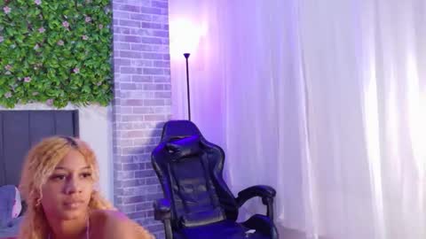 Snapshot of goldenluna chatting on September 2025 03:50:02 AM Moon online show from September 2025 03:50:02 AM