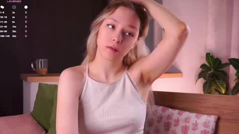 Snapshot of gossip__girl chatting on May 2026 01:33:02 AM Luna online show from May 2026 01:33:02 AM