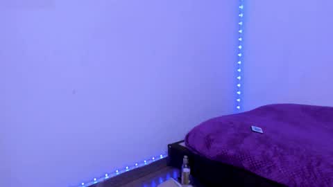 Laia  online show from November 2025 09:57:02 PM