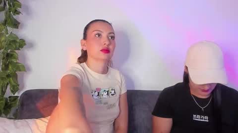 Snapshot of grave_duo chatting on December 2025 04:32:01 AM GRAVE DUO online show from December 2025 04:32:01 AM