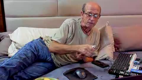 Snapshot of greyishere chatting on February 2025 12:35:02 AM Grey. If viewing your cam I am more likely to stay if you show your face. online show from February 2025 12:35:02 AM