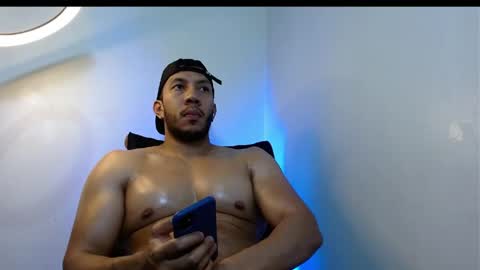 Snapshot of gurushake chatting on April 2026 05:00:02 AM holl latino online show from April 2026 05:00:02 AM