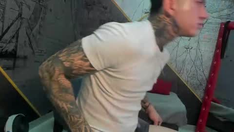 Snapshot of gury_tattoo chatting on April 2026 01:25:02 PM Gury online show from April 2026 01:25:02 PM