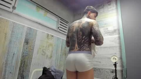 Snapshot of gury_tattoo chatting on April 2026 04:33:02 PM Gury online show from April 2026 04:33:02 PM