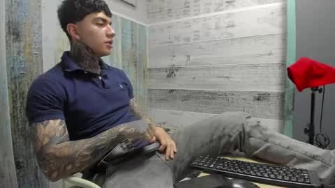 Snapshot of gury_tattoo chatting on April 2026 06:25:01 PM Gury online show from April 2026 06:25:01 PM