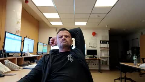 guschidick online show from November 2025 11:18:01 PM