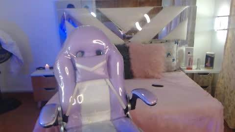 gyal_8_ online show from November 2025 04:02:02 AM