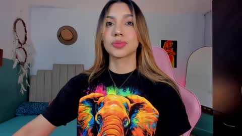 Snapshot of h3y_mia3 chatting on April 2026 01:43:01 AM Paulina online show from April 2026 01:43:01 AM