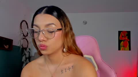 Snapshot of h3y_mia3 chatting on April 2026 10:26:02 PM Paulina online show from April 2026 10:26:02 PM