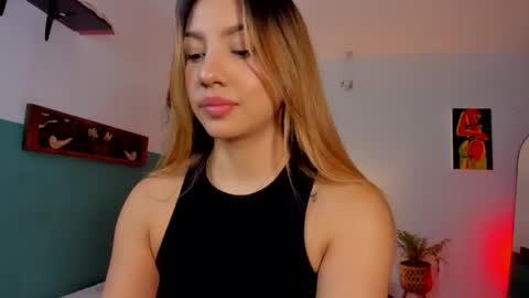 Snapshot of h3y_mia3 chatting on April 2026 02:25:02 AM Paulina online show from April 2026 02:25:02 AM