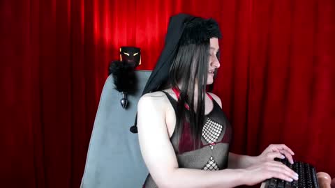 Haku Please help me with your thumbs up its important  online show from December 2024 04:57:01 PM