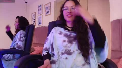 hanabie_ online show from February 2026 03:33:01 AM