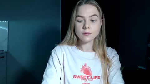 happy_fox_ online show from November 2025 05:02:01 PM