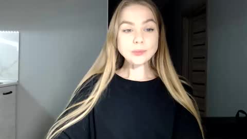 happy_fox_ online show from December 2025 06:23:01 PM