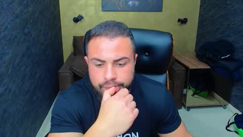 Snapshot of hayeswood chatting on October 2025 05:33:01 AM HayesWood online show from October 2025 05:33:01 AM