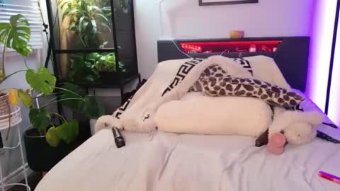 Hazeleo online show from April 2026 12:02:02 AM