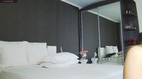 Snapshot of hefner_girl chatting on April 2026 11:41:02 AM Helen online show from April 2026 11:41:02 AM