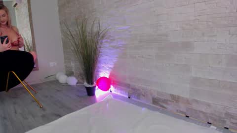 Snapshot of helenceccile chatting on March 2026 06:20:01 AM Helen online show from March 2026 06:20:01 AM