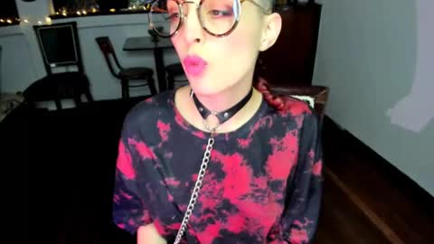 Snapshot of heliconiavannucci chatting on October 2025 01:06:01 AM Heliconia online show from October 2025 01:06:01 AM