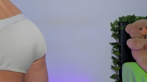 Snapshot of heliosboy_ chatting on April 2026 12:46:02 PM alan y zack online show from April 2026 12:46:02 PM