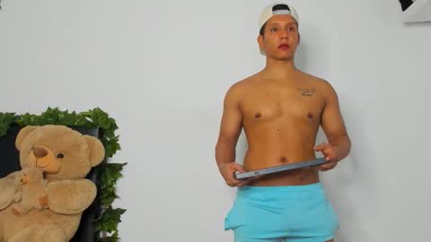 Snapshot of heliosboy_ chatting on April 2026 02:01:02 PM alan y zack online show from April 2026 02:01:02 PM