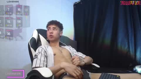 Snapshot of hellcat_xx chatting on October 2025 12:42:02 AM CROW online show from October 2025 12:42:02 AM