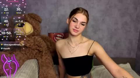 Snapshot of hellen__moore chatting on October 2025 01:17:02 AM GTM3Mon Tue Wed Thu Fri San 0400 am-1030pm online show from October 2025 01:17:02 AM