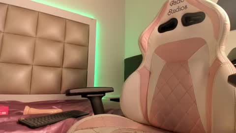 hellen__smith_ online show from September 2025 02:11:02 AM