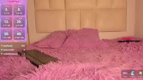 Snapshot of hellen__smith_ chatting on February 2026 04:22:01 PM hellen__smith_ online show from February 2026 04:22:01 PM