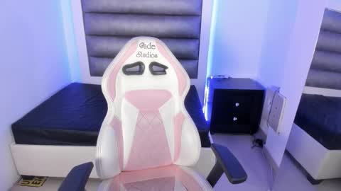 Snapshot of hellen__smith_ chatting on February 2026 05:00:01 PM hellen__smith_ online show from February 2026 05:00:01 PM