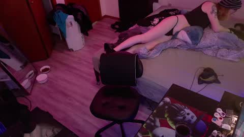 Snapshot of hellfire_girl chatting on April 2026 01:16:01 AM Hayley online show from April 2026 01:16:01 AM