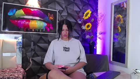 Snapshot of hera_divine chatting on December 2024 01:58:01 AM HERA online show from December 2024 01:58:01 AM