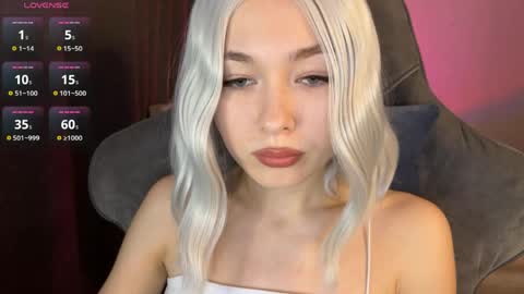 Snapshot of hey_nora_ chatting on June 2026 01:03:01 PM Nora online show from June 2026 01:03:01 PM