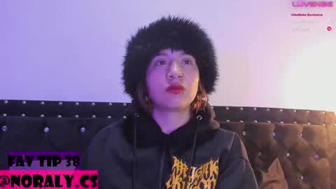 Snapshot of hey_noraly chatting on December 2025 04:07:01 AM Noraly online show from December 2025 04:07:01 AM