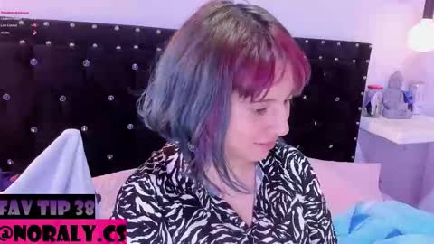 Snapshot of hey_noraly chatting on April 2026 05:56:02 AM Noraly online show from April 2026 05:56:02 AM