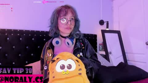 Snapshot of hey_noraly chatting on April 2026 04:16:01 AM Noraly online show from April 2026 04:16:01 AM