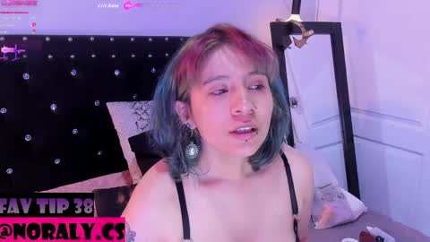 Snapshot of hey_noraly chatting on April 2026 04:19:01 AM Noraly online show from April 2026 04:19:01 AM