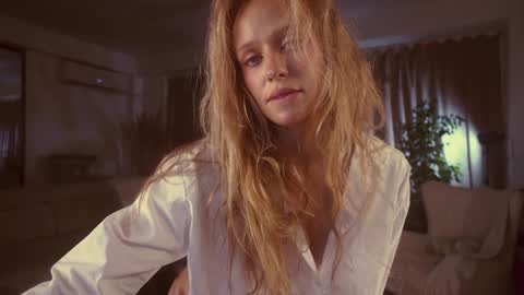 Snapshot of heybanan chatting on December 2024 06:00:02 PM Alina online show from December 2024 06:00:02 PM