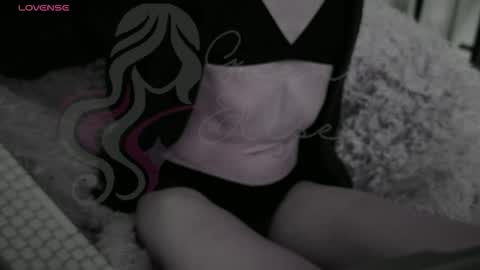 Snapshot of heyyythanks chatting on December 2025 03:28:02 PM Gwen Elise online show from December 2025 03:28:02 PM