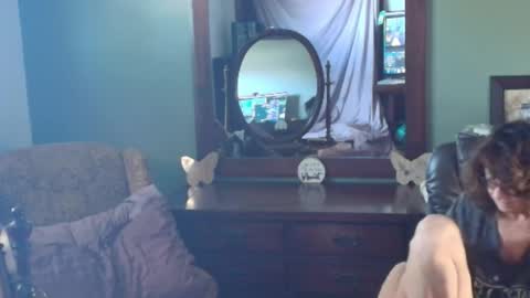 Snapshot of hidden_gold_milf chatting on October 2025 06:09:01 PM hidden_gold_milf online show from October 2025 06:09:01 PM