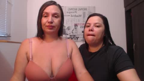 Snapshot of hidden_tinna chatting on April 2026 11:34:01 AM Tinna online show from April 2026 11:34:01 AM