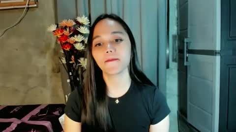 Snapshot of hilarymolly chatting on June 2026 06:52:01 PM hilarymolly online show from June 2026 06:52:01 PM