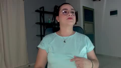 Snapshot of hillary_12 chatting on December 2024 01:25:01 AM Miranda online show from December 2024 01:25:01 AM