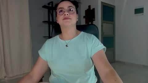 Snapshot of hillary_12 chatting on December 2024 04:31:02 AM Miranda online show from December 2024 04:31:02 AM