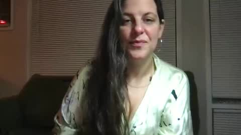 Snapshot of hippyprincess22 chatting on November 2025 05:10:01 AM HippyPrincess22 online show from November 2025 05:10:01 AM