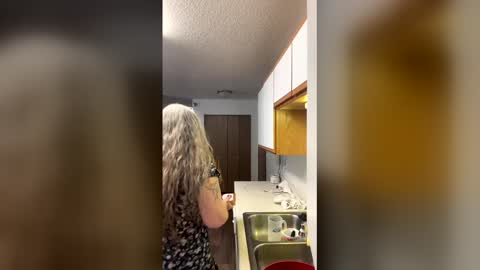 Snapshot of hippysnewhere chatting on April 2026 11:18:01 PM hippysnewhere online show from April 2026 11:18:01 PM