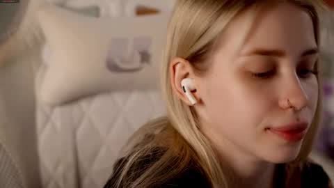 Snapshot of ho1yh01e chatting on March 2026 07:28:02 PM Holly online show from March 2026 07:28:02 PM