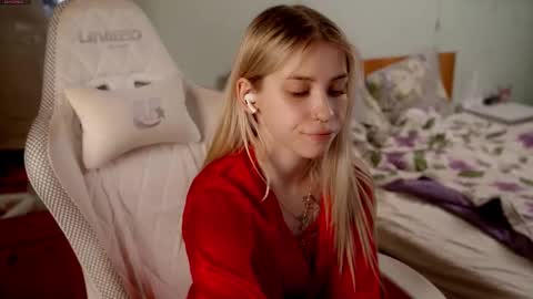 Snapshot of ho1yh01e chatting on March 2026 07:18:02 PM Holly online show from March 2026 07:18:02 PM