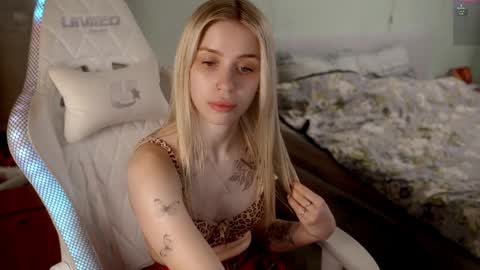 Snapshot of ho1yh01e chatting on April 2026 06:52:02 PM Holly online show from April 2026 06:52:02 PM